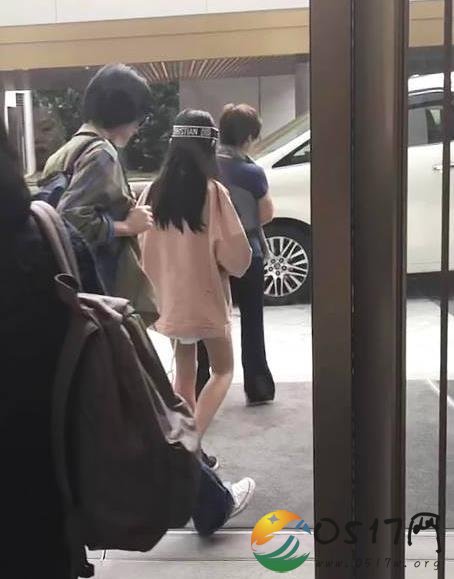 网友偶遇王菲李嫣母女 难道是与谢霆锋共度中秋的吗
