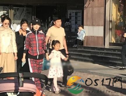 李小璐带女儿购物 全程陪女儿买童装逛街