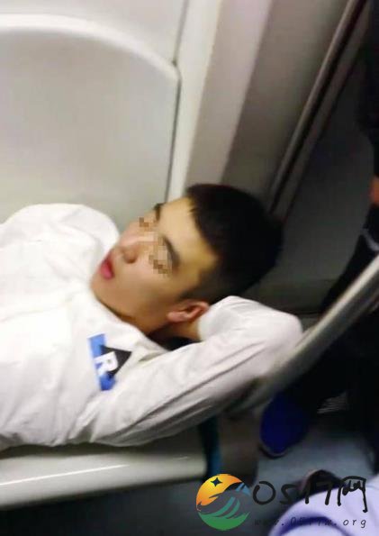 男子北京地铁躺占4座 这做法也太自私了吧