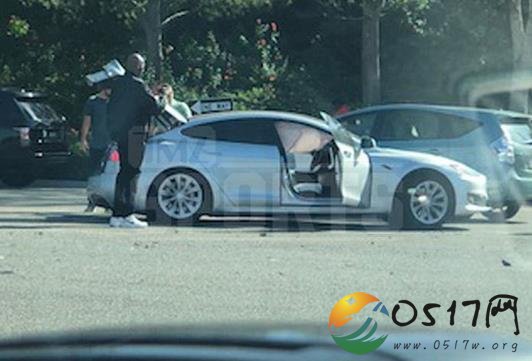 科比偶遇交通事故 好心地科比下车帮助车祸司机
