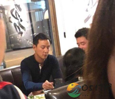 吴彦祖美国被偶遇 依旧还是那么帅