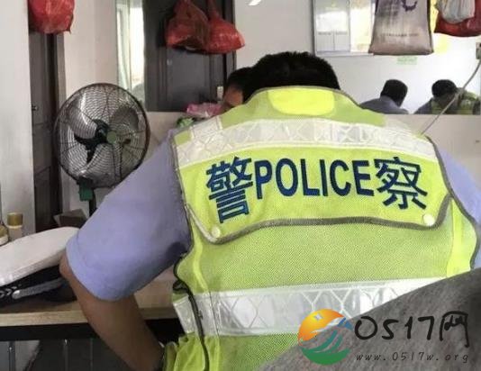 网友质疑交警上班吃早饭 交警真的是上班时吃早饭的吗