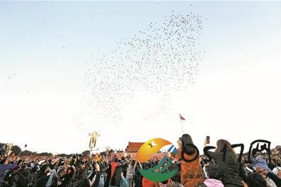 国庆首日接待游客量大 各地旅游景点人气都非常旺