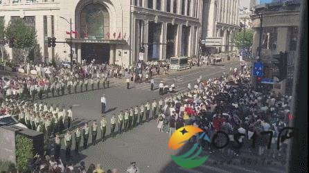 上海南京路的武警简直太帅了 被拍成国庆大片