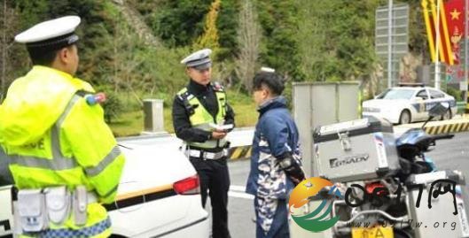 摩托车违法闯高速 明知不能上高速行驶却与交警对着干