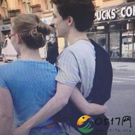 德普女儿恋情曝光 与甜茶在街上举止亲密