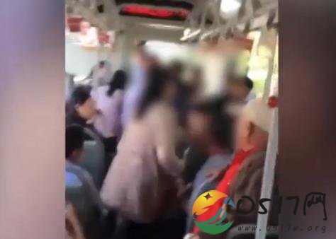 情侣公交车上霸座 甚至殴打一名女学生