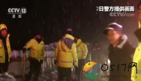四川甘孜突降大雪 多少游客被困在山上