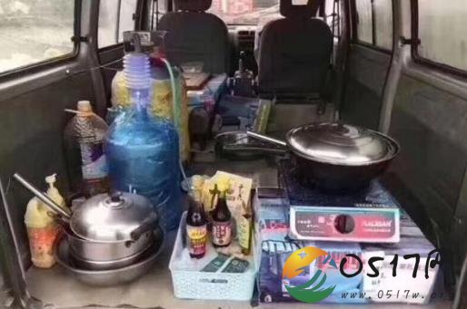 国庆上高速卖炒粉 影响交通还非常危险