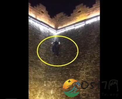 男游客爬景区宋城墙 这是想出名的节奏吗