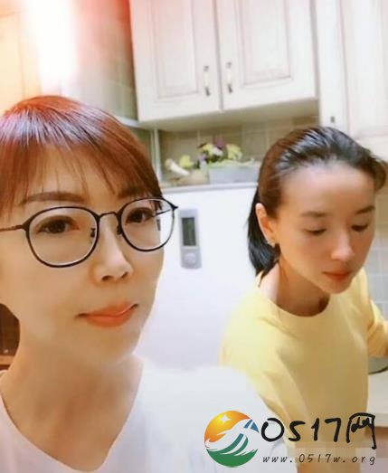 董洁素颜扎马尾被好友拍到 董洁简直太美了