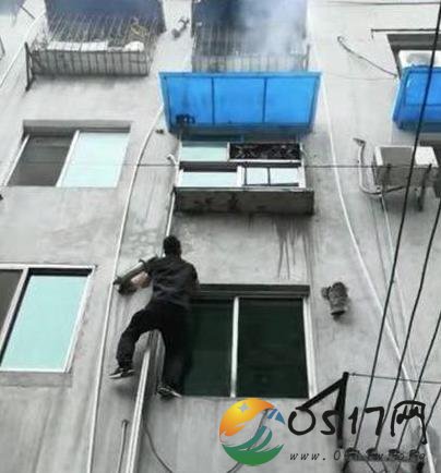 特警徒手爬楼灭火 难道特警都能飞檐走壁吗
