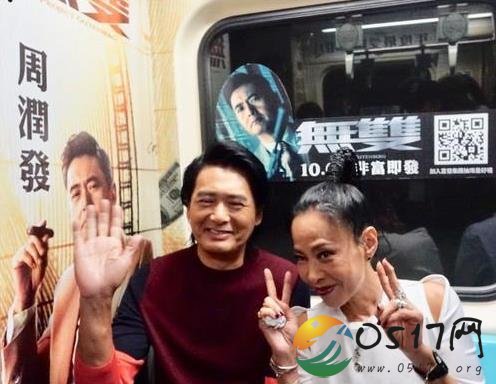 周润发夫妇搭地铁 非常热情地与乘客合照