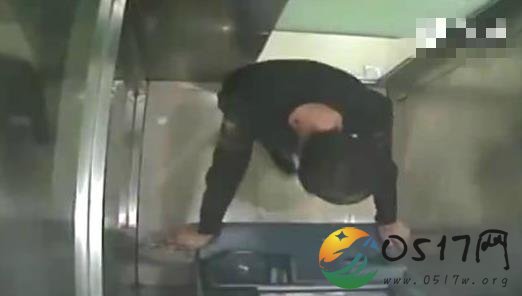 小伙砸ATM机淡定被抓 原来背后的原因是这样的