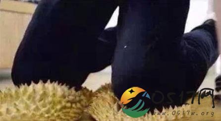 男友分手被要求跪榴莲 因男友未做到被告上法庭