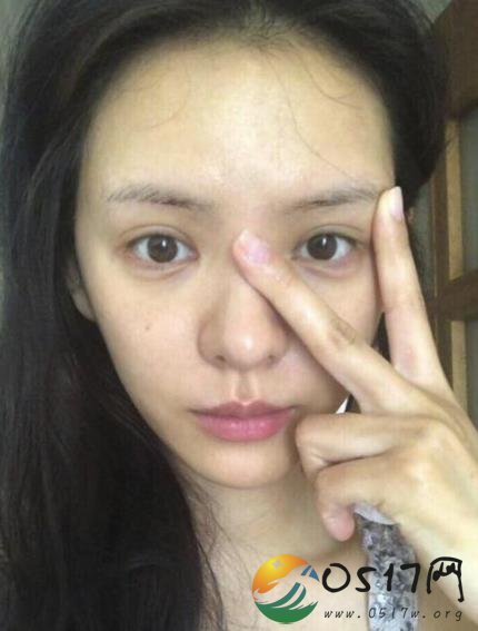 张予曦晒素颜照回应外貌争议 证明张予曦颜值还是在线的