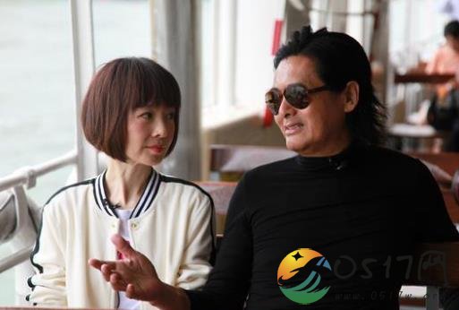 周润发逛市场撒狗粮 自曝夫妻生活中趣事