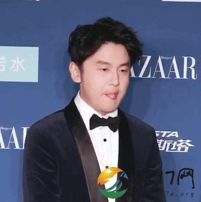 雷佳音舔唇被调侃饿了 或许是因为天气干燥