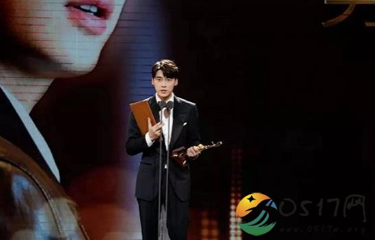 李易峰获得最具人气男演员奖 不忘初心继续努力完成每一部作品