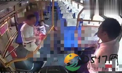 司机救女孩血染衣襟 就算车上只有最后一名乘客都要救