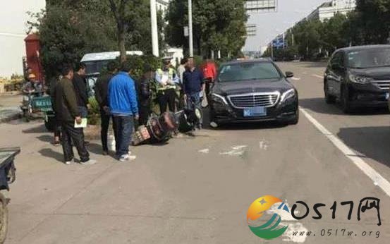 大伯骑车逆行撞奔驰 最终警方定责让大伯赔偿车主损失