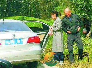 游客在野生动物园摘山楂 难道不想要命了吗
