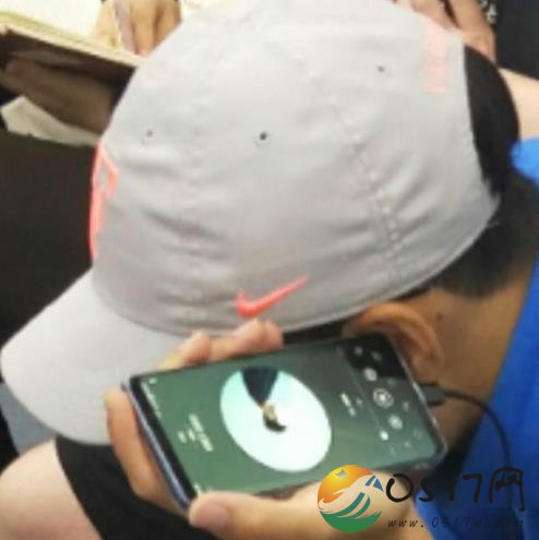 李荣浩新歌只有4秒 怪不得要将手机贴到耳朵上听