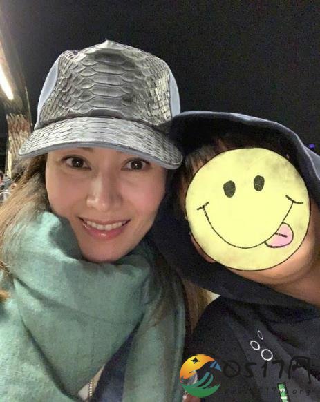 李嘉欣上传与爱子合影 母女俩看起来非常亲昵