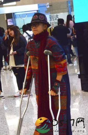 杨丽萍拄双拐现身 杨丽萍的腿为何会受伤