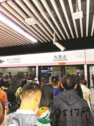 地铁到站未开门 很多上班族因此迟到了