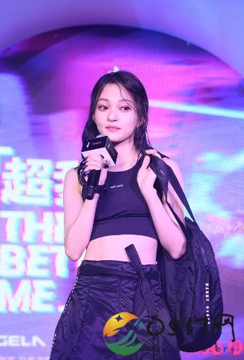 张韶涵大秀小蛮腰 是否非常羡慕张韶涵的身材