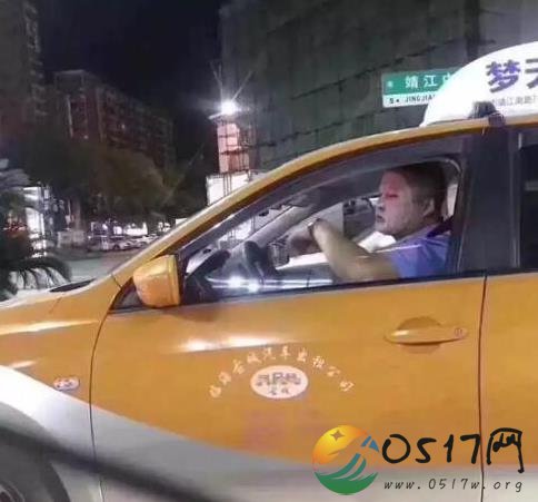 精致的出租车司机爆红 努力工作也要努力保养