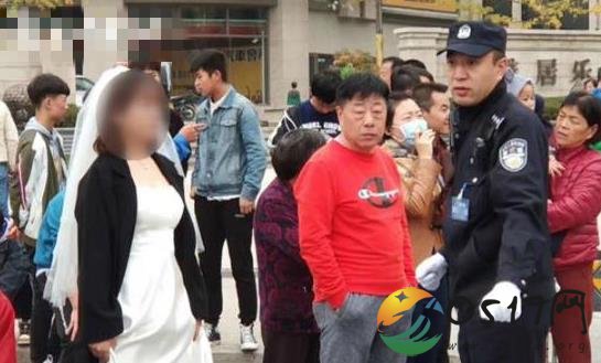 婚礼遇马拉松封路 新娘只好走到小区里