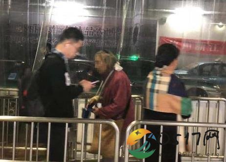 老太乞讨广播打假 老太不听劝说家人也很无奈