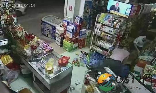 男子抢劫被“反杀” 店老板是如何制服男子的