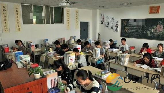 女子冒充老师发放眼镜 同学事后才发现其中的猫腻