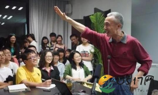 教授魔性解读古诗成网红 用他的方式展现诗歌的美感