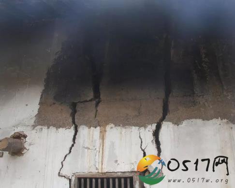 洪水后老屋成危房 老汉去儿子家住竟只能住羊圈
