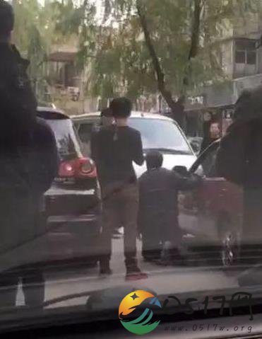 男子开车逆行逼迫司机下跪 明明是自己错了还理直气壮怪别人