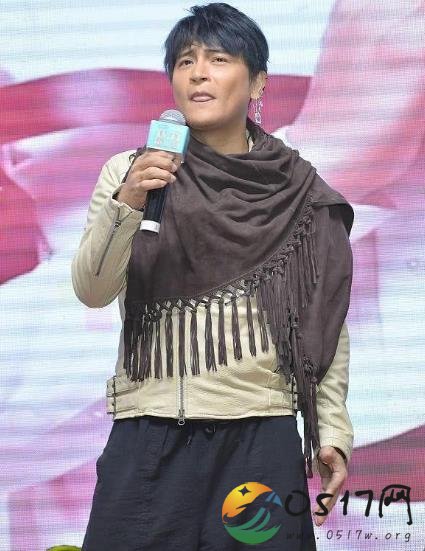 陈志朋造型还原本色出席活动 是不是有些不适应
