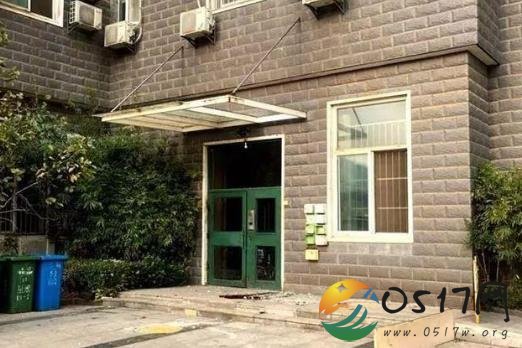 男子被脱落窗砸中身亡 谁该对男子的死亡负责