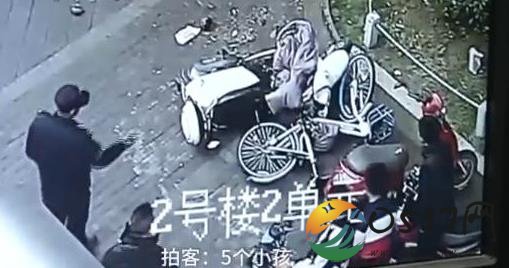 熊孩子孩子楼顶扔水泥 楼下是否有人受到伤害