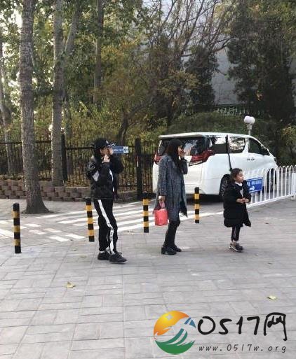 网友偶遇李小璐母女 李小璐依旧嘻哈风甜馨长大不少