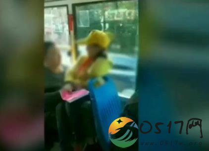 男子公交猥亵女童 最终男子被警方带走