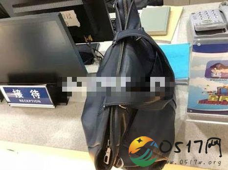 卖花奶奶捡到万元 再穷也不能拿别人的钱