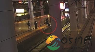 女子吓唬男友跳站台 差点被进站列车撞到