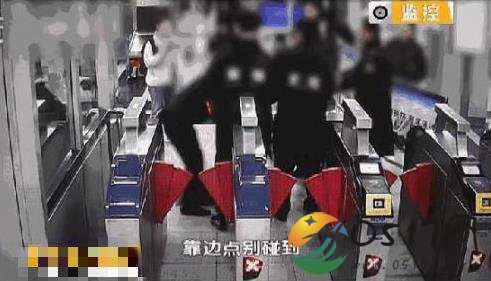 女大学生踢踹民警 事后竟然非常淡定