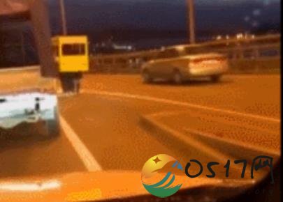 俄罗斯4男子为过桥伪装成公交 最终还是被警察发现了