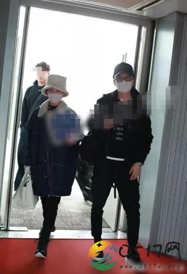 冯绍峰夫妇婚后同框 婚后的赵丽颖一直穿的很严实