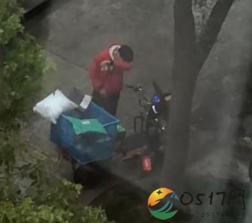 上海快递小哥暴哭 被误传是快递被偷了